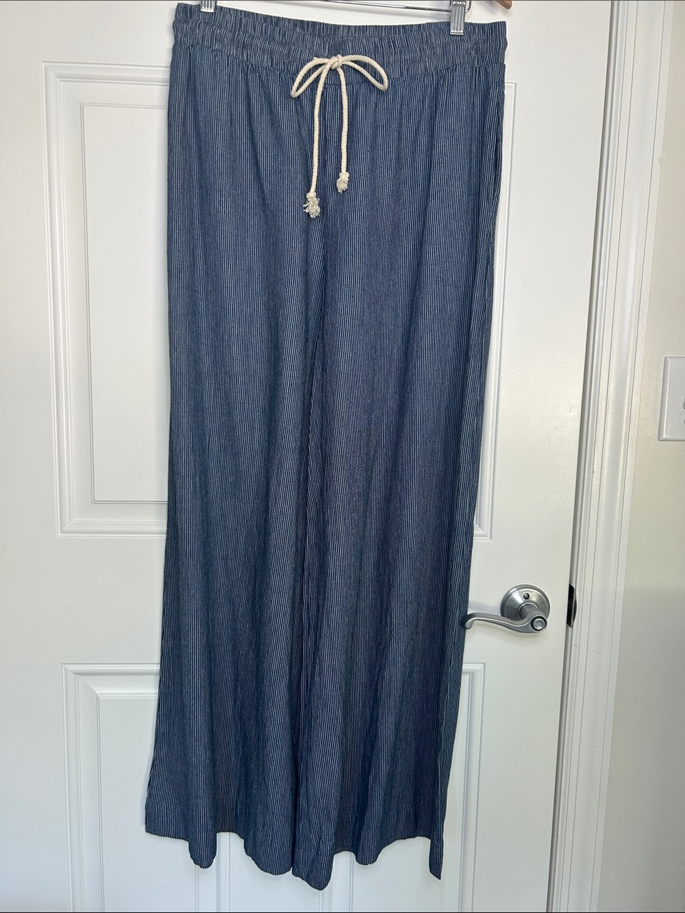 Women’s NWT eesome Wide Leg Drawstring Pants in Blue Stripe
